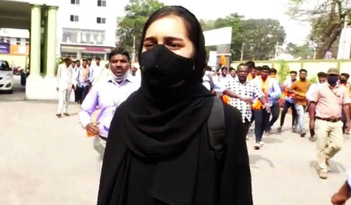 Hijab-wearing Indian woman lauded for standing up to far-right Hindu mob